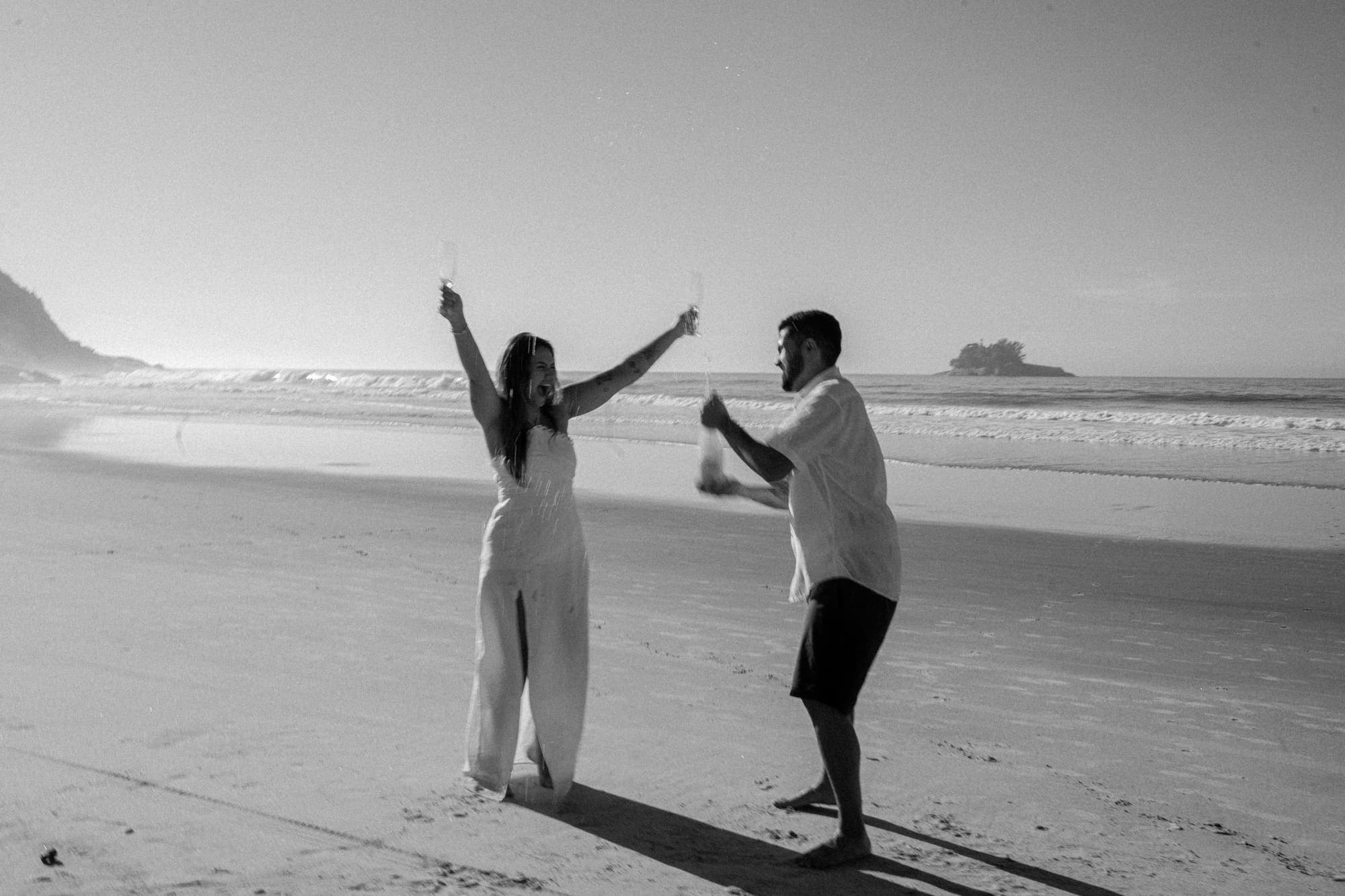 nath e txai celebrando na praia